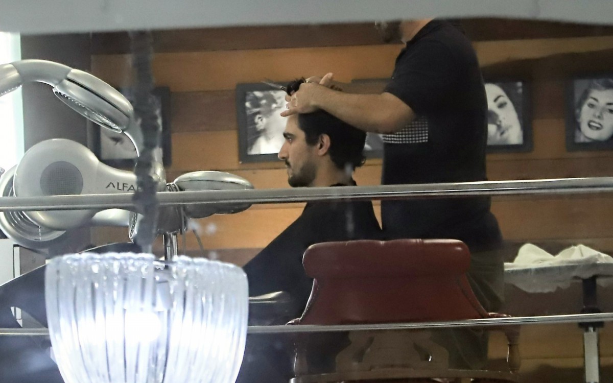 Renato G&oacute;es muda o visual em sal&atilde;o na Barra da Tijuca, na Zona Oeste do Rio, nesta quarta-feira