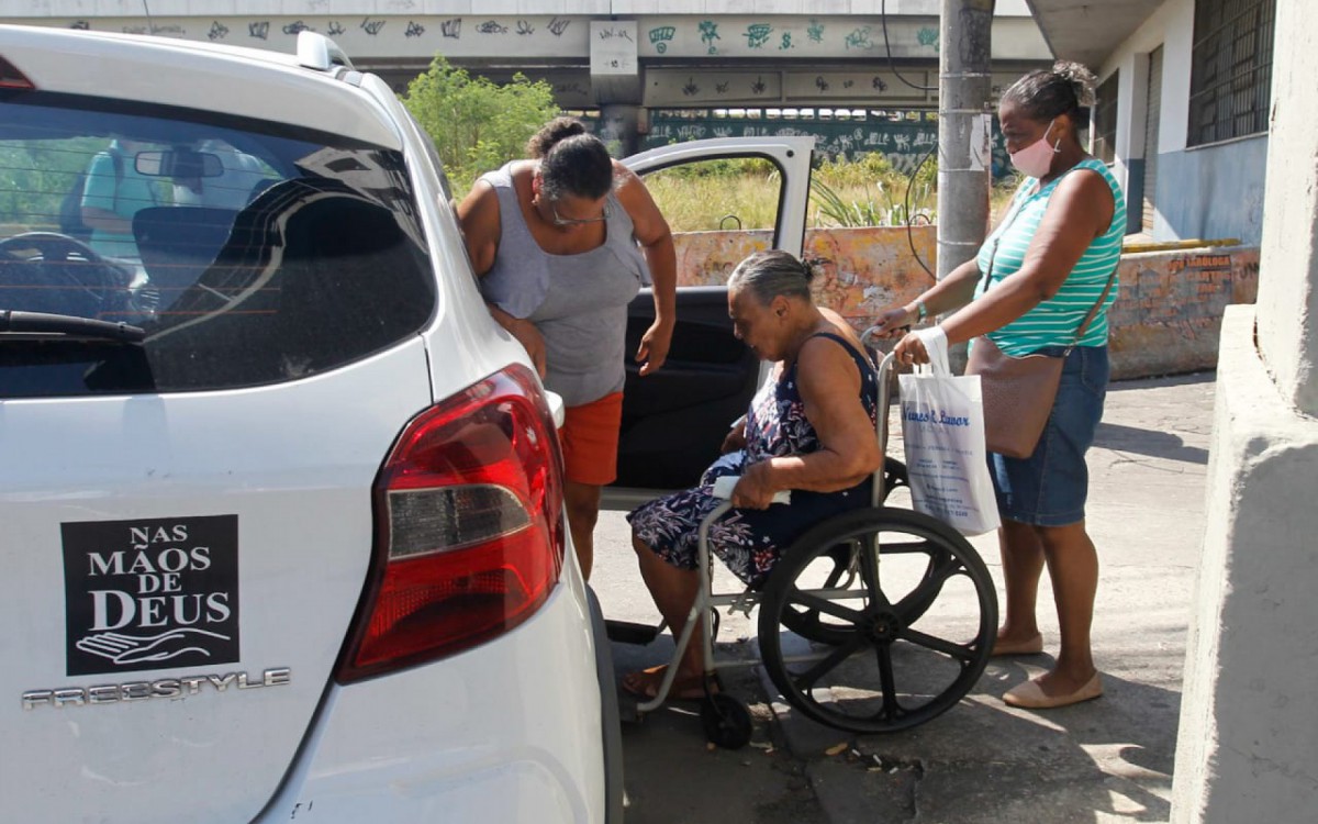 Greve dos peritos tamb&eacute;m prejudicou Ros&aacute;lia Oliveira, na cadeira de rodas, que foi levada pela filha Rosana Oliveira, na ag&ecirc;ncia do INSS