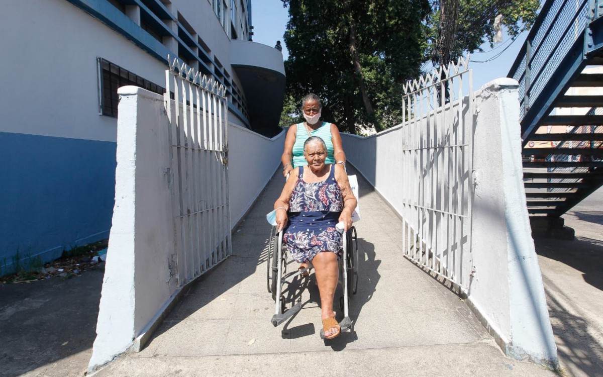 Greve dos peritos também prejudicou Rosália Oliveira, na cadeira de rodas, que foi levada pela filha Rosana Oliveira, na agência do INSS - Reginaldo Pimenta/Agência O DIA