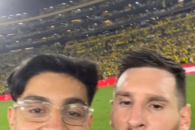 Vídeo: Fã equatoriano invade campo, tira foto e irrita Messi