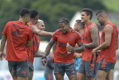 Apresentador ironiza desempenho de atacante do Flamengo: '007 da Gávea'