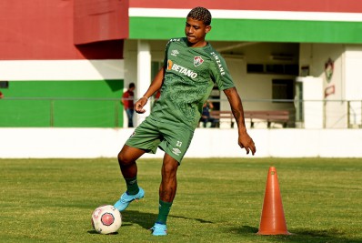 John Kennedy se recupera de fratura no pé e volta a treinar com bola no Fluminense