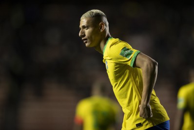 De volta e com três gols, Richarlison avisa: 'Combino com a Seleção'
