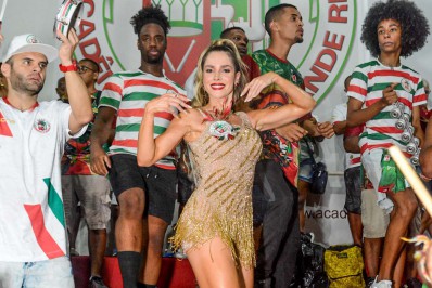 Monique Alfradique e mais famosos brilham em ensaio da Grande Rio