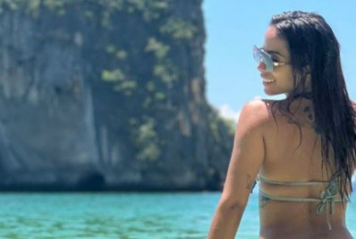 De biquíni fio-dental, Anitta exibe o bumbum na nuca 