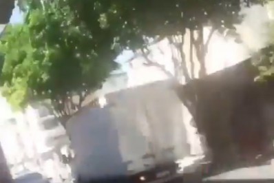 Vídeo: Perseguição policial a caminhão roubado termina com suspeito preso na Zona Oeste