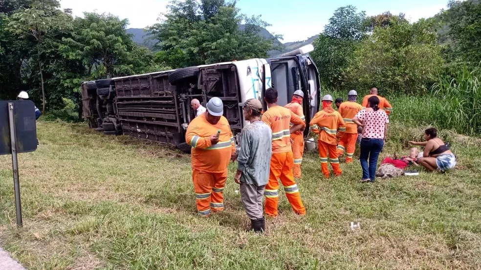 Acidente com ônibus e caminhão mata ao menos três em rodovia de SP