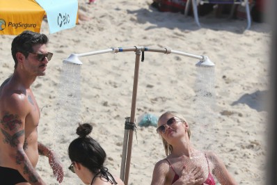 Nora de Joe Biden se refresca na Praia de Ipanema