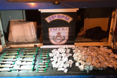 Dupla é presa com carga de drogas em Araruama