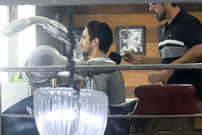 Que peão! Renato Góes, de 'Pantanal', muda visual em salão na Barra