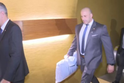 Com colchão e travesseiro, Daniel Silveira passa a noite na Câmara para não usar tornozeleira