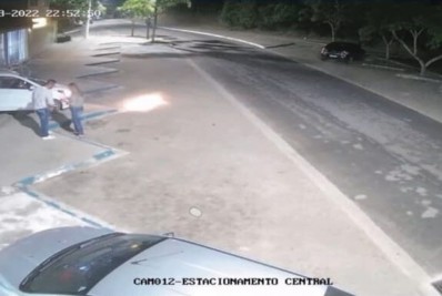 Carro bate de ré na porta de agência bancária no Centro de Búzios e imagens são captadas pelo Centro de Monitoramento 