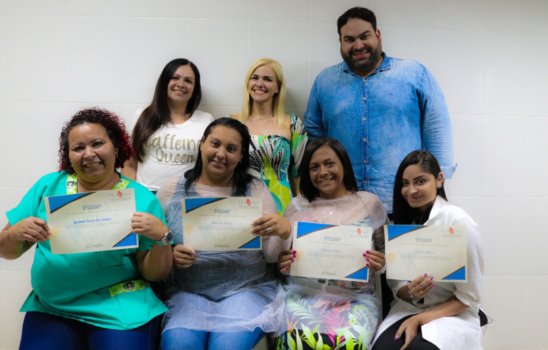 As t&eacute;cnicas de enfermagem receberam o certificado de conclus&atilde;o do curso das m&atilde;os da secret&aacute;ria de Sa&uacute;de, Lenise Monteiro, da subsecret&aacute;ria de Assist&ecirc;ncia e Vigil&acirc;ncia em Sa&uacute;de, Priscila Vianna, e do m&eacute;dico Bruno Duarte - Divulga&ccedil;&atilde;o / PMN