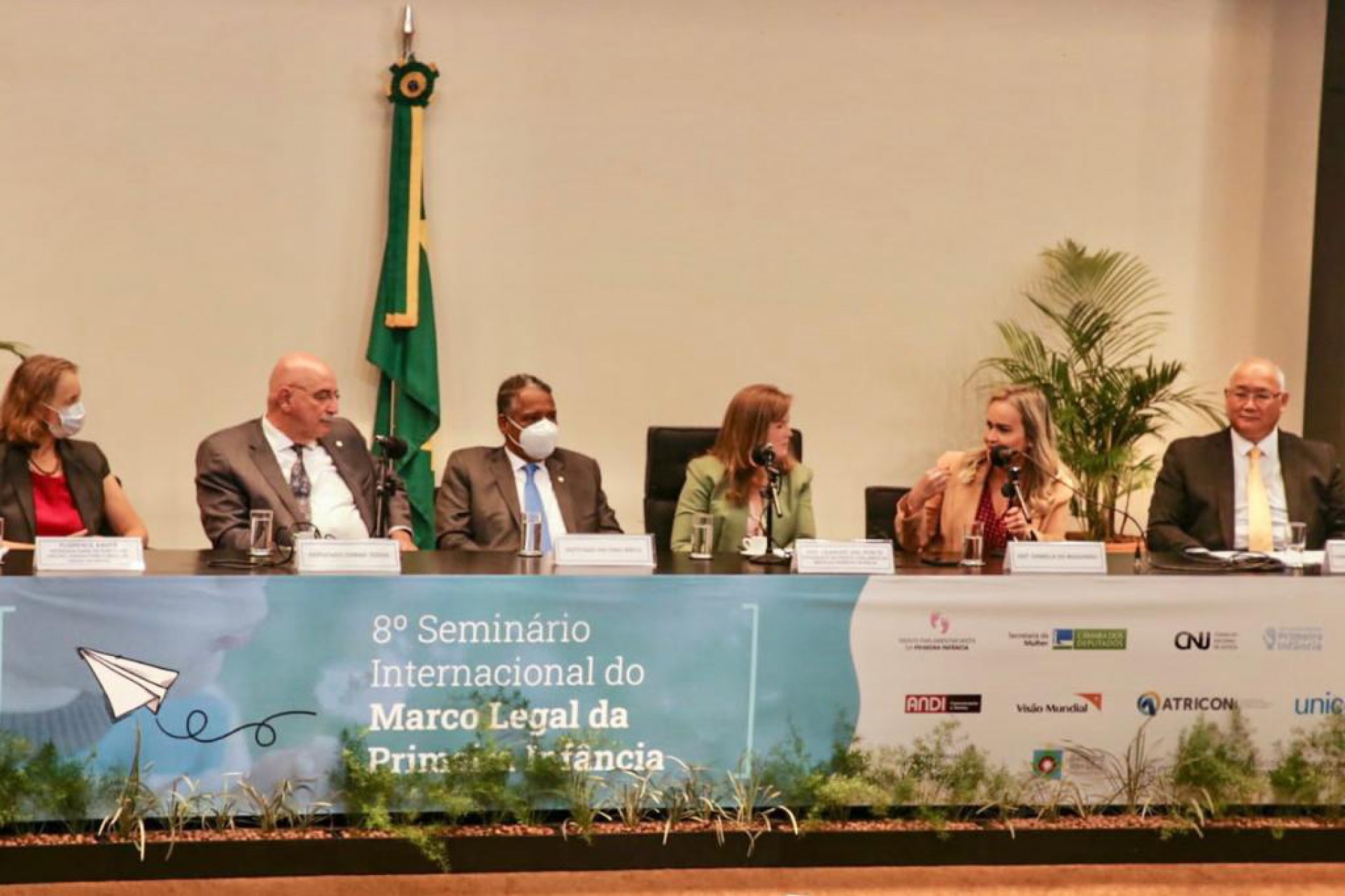 A deputada federal Daniela do Waguinho (a segunda da direita para esquerda) preside os debates sobre 