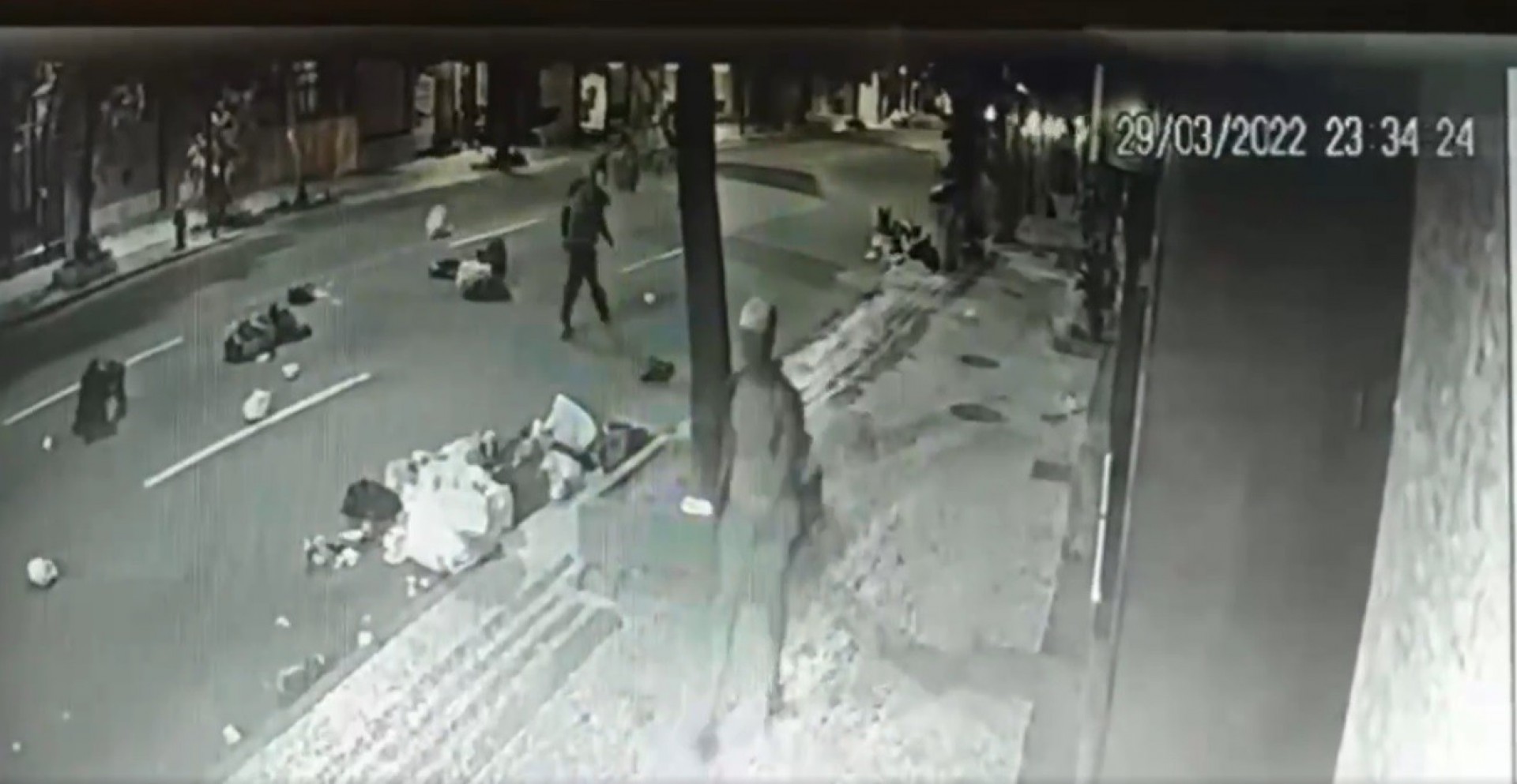 Imagem de câmeras de segurança mostram mascarados espalhando lixo pela cidade - Reprodução/Twitter