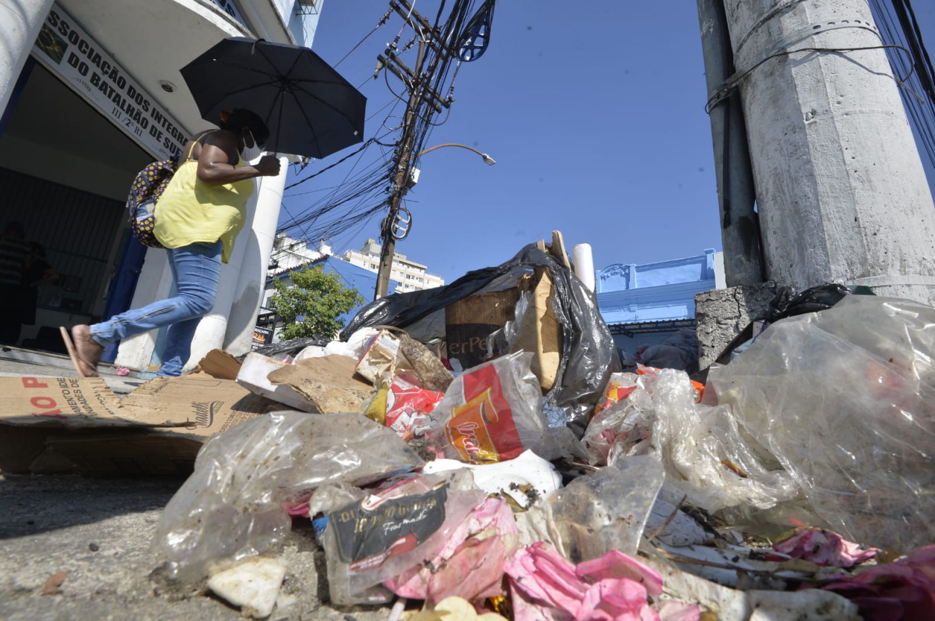 Calçadas lotadas de lixo na Rua 24 de Maio, no Méier - Fábio Costa/Agência O DIA