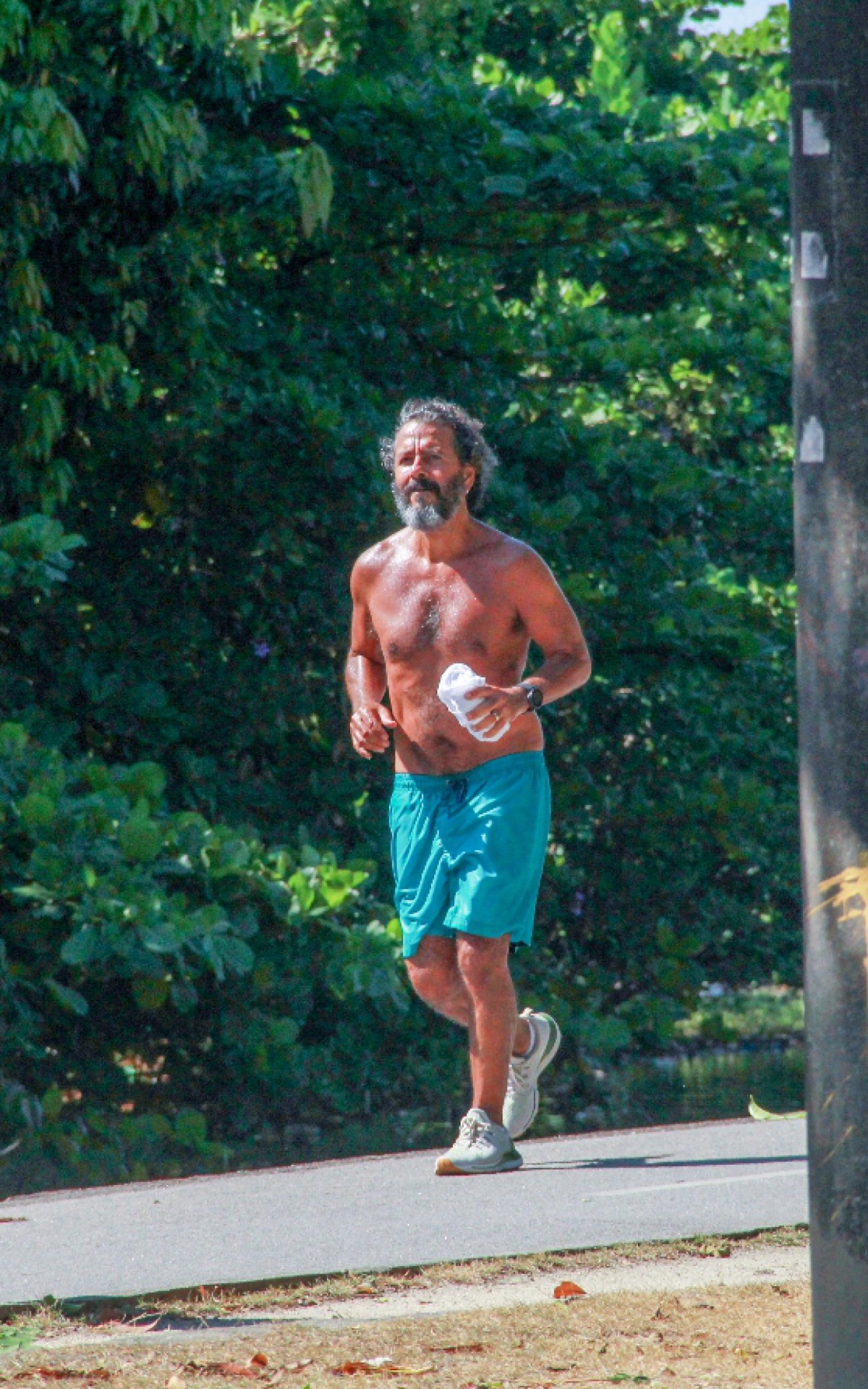 Marcos Palmeira se exercita na Zona Sul do Rio