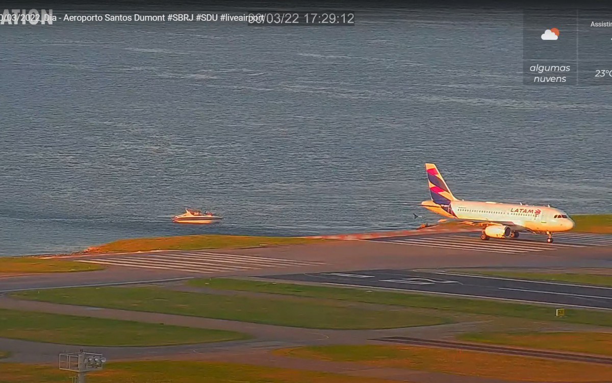 Embarcação invade área limite de segurança do aeroporto Santos Dumont - Reprodução de Vídeo