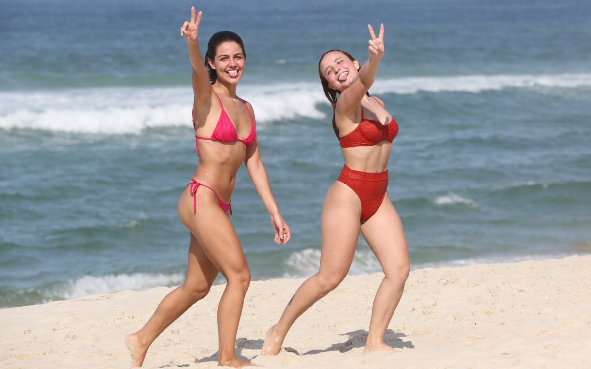 Larissa Manoela na praia da Barra da Tijuca, na Zona Oeste do Rio