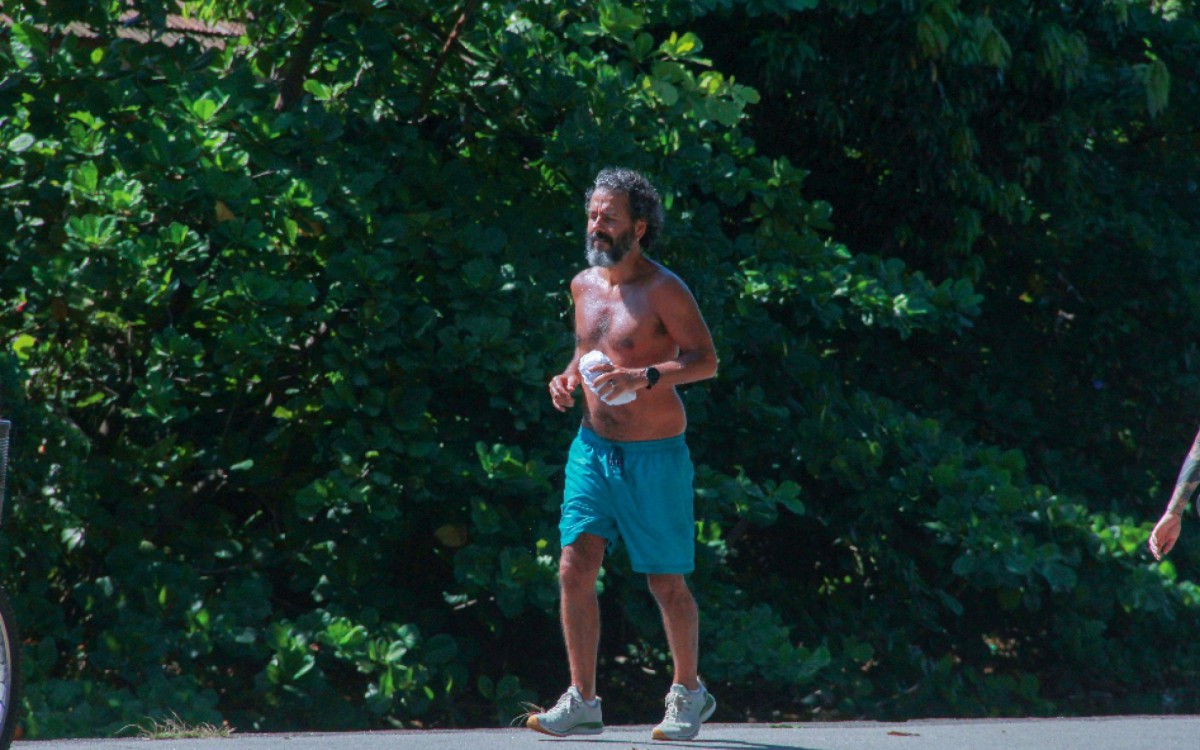 Marcos Palmeira se exercita na Zona Sul do Rio