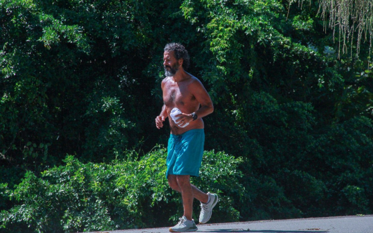 Marcos Palmeira se exercita na Zona Sul do Rio