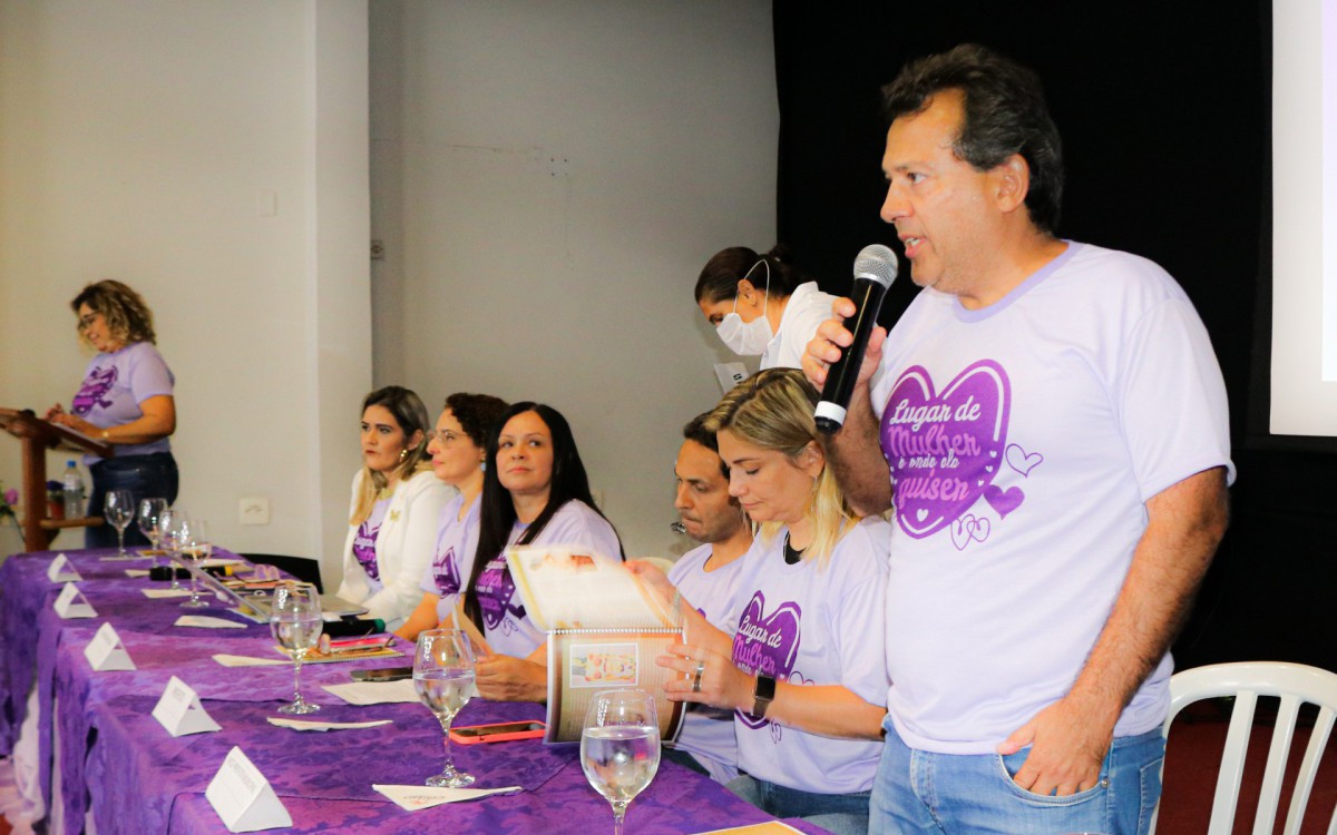 'Lugar de mulher &eacute; onde ela quiser', essa frase estampava as blusas em homenagem ao M&ecirc;s da Mulher