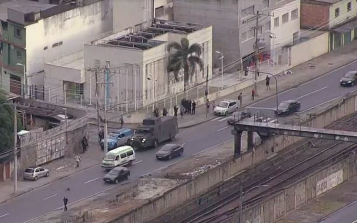 Polícia Militar faz operação no Complexo da Pedreira - Reprodução TV Globo