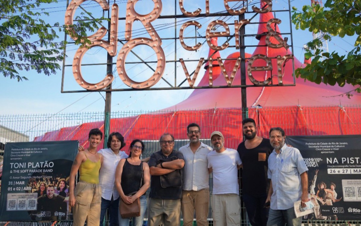 Diretor do Circo Crescer e Viver Junior Perim (de bon&eacute;) recebendo jornalistas brasileiros e diretores do Instituto Prensa y Sociedad, do Peru 