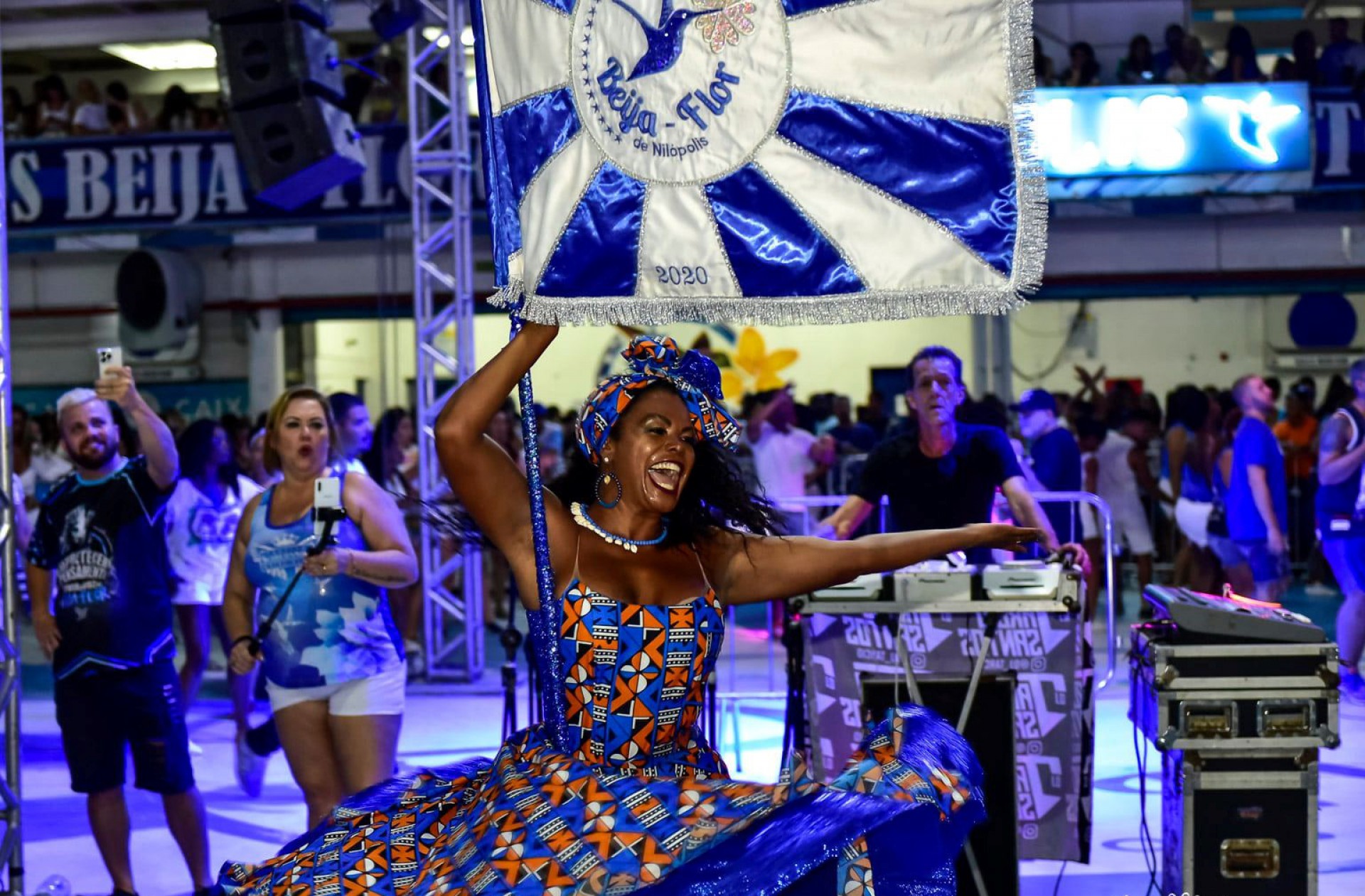A porta-bandeira Selminha Sorriso &eacute; um dos s&iacute;mbolos da Escola de Samba Beija-Flor de Nil&oacute;polis que passa a ser reconhecida como Patrim&ocirc;nio Imaterial e Cultural do Rio  - Eduardo Hollanda