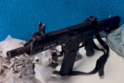 Fuzil e drogas são apreendidos em operação policial no bairro Jardim Nova Califórnia, em Meriti