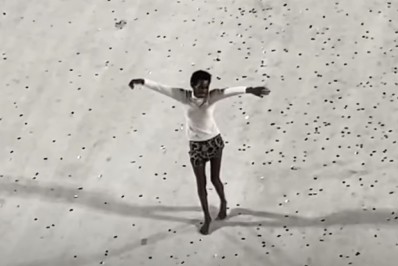 Império da Tijuca irá convidar para desfilar mulher que viralizou dançando sozinha na Sapucaí