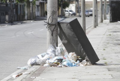 Greve dos garis é retomada após suspensão por conta das fortes chuvas que atingiram o Rio