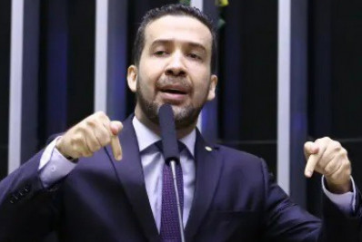 TSE obriga exclusão de publicações de Janones sobre suposto apoio de Bolsonaro a Jefferson