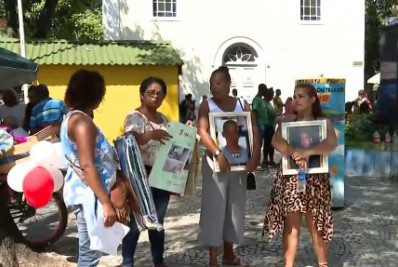 Parentes de vítimas da chacina da Baixada Fluminense fazem ato pedindo paz 17 anos após barbárie