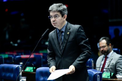 Rotular facções como terroristas não combate crime, diz Randolfe