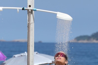 Ô, calor! Izabel Goulart sensualiza em banho de chuveirão na praia  