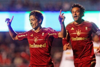 Sem ferimentos, ex-meia do Fluminense escapa de grave acidente de carro na Inglaterra