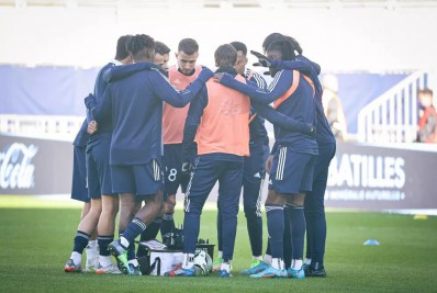 Jogador de clube europeu é pego roubando chuteiras do vestiário