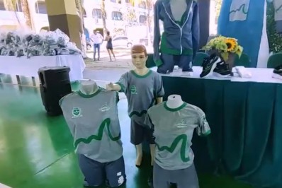 Uniformes escolares são entregues aos estudantes de Guapimirim