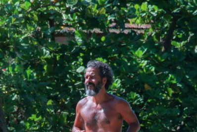 Sem camisa, Marcos Palmeira se exercita e mostra o corpo em forma 