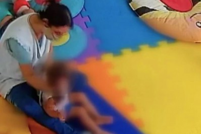 Professora que agrediu bebê em escola diz que 