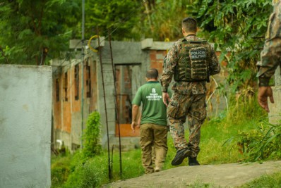 Prefeitura derruba construções irregulares na Zona Norte