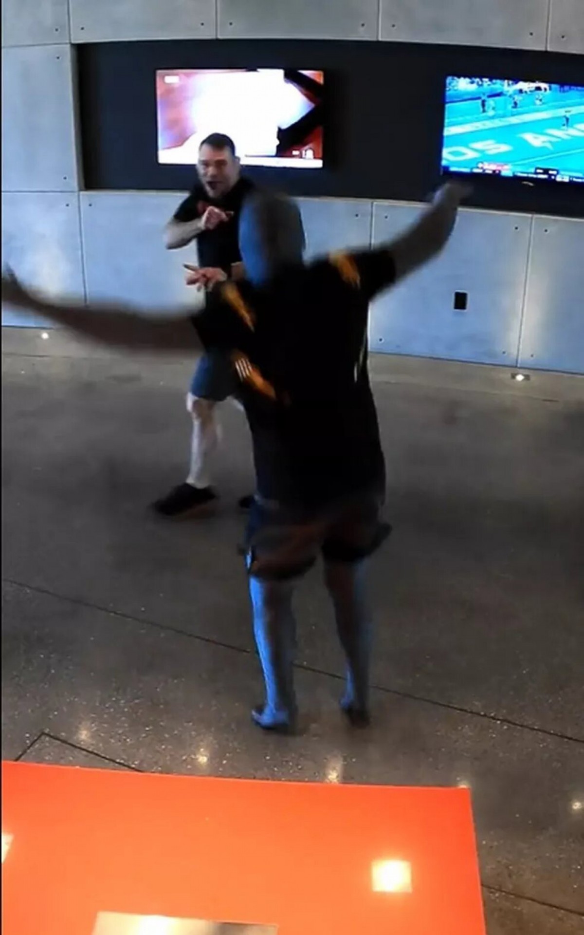 UFC prega pe&ccedil;a e assusta lutadores e funcion&aacute;rios