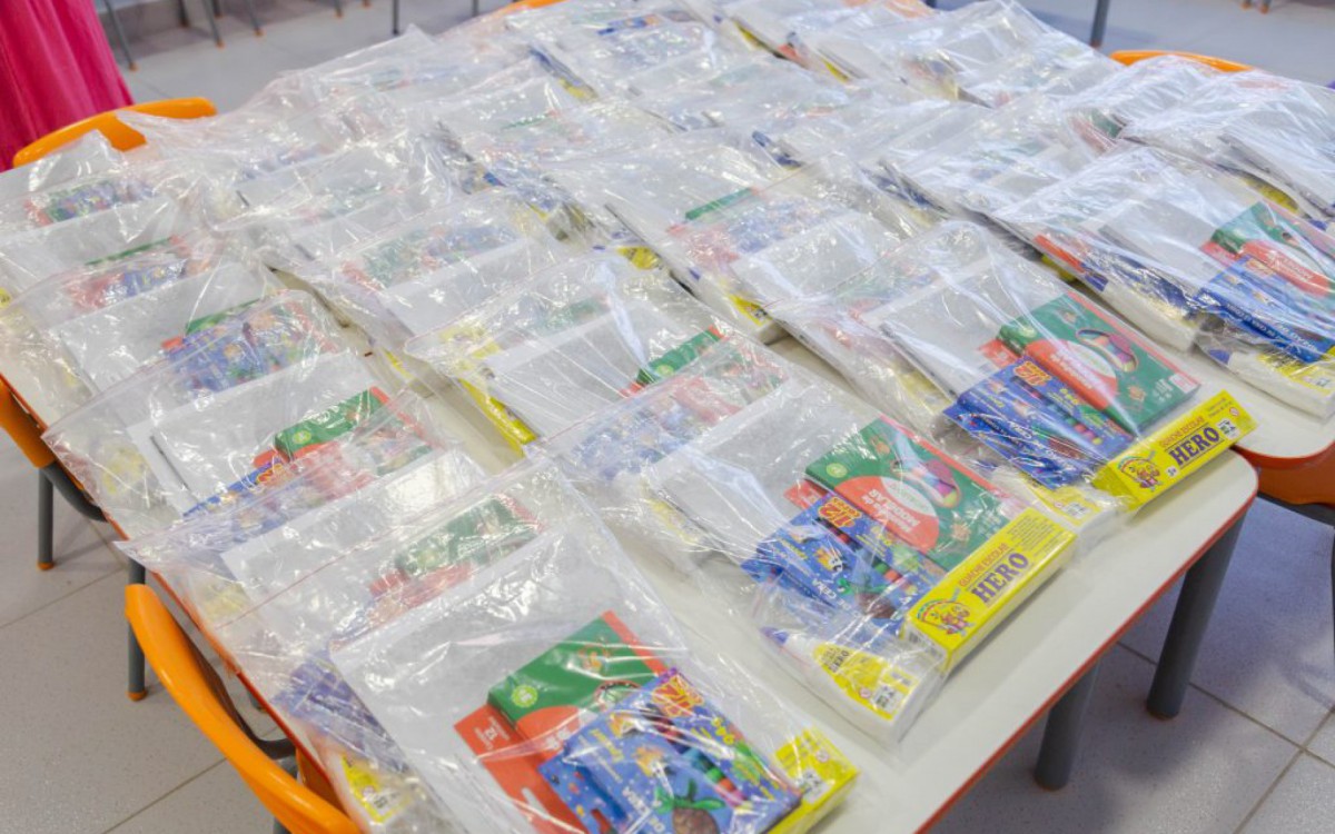 kit escolar e cart&atilde;o alimenta&ccedil;&atilde;o foram distribu&iacute;dos para cada um dos respons&aacute;veis que estiveram presentes na apresenta&ccedil;&atilde;o 