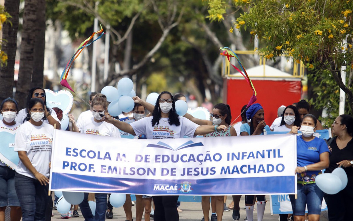 Para celebrar o é o Dia Mundial da Conscientização do Autismo (2 de abril), a Escola Municipal de Educação Infantil Professor Emilson de Jesus Machado, no Parque Aeroporto, promoveu, nesta sexta-feira (1), sua primeira Caminhada sobre o tema