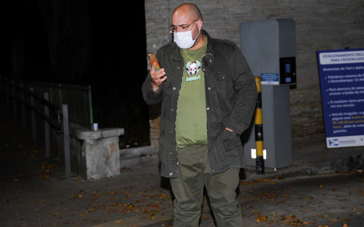 Tiago Abravanel vai ao Hospital das Cl&iacute;nicas, em S&atilde;o Paulo, para ter informa&ccedil;&otilde;es sobre o ex-BBB Rodrigo Mussi