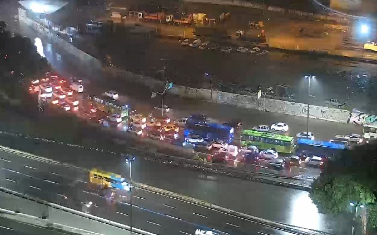 Avenida Presidente Vargas tem tr&acirc;nsito lento devido a bols&otilde;es de &aacute;gua