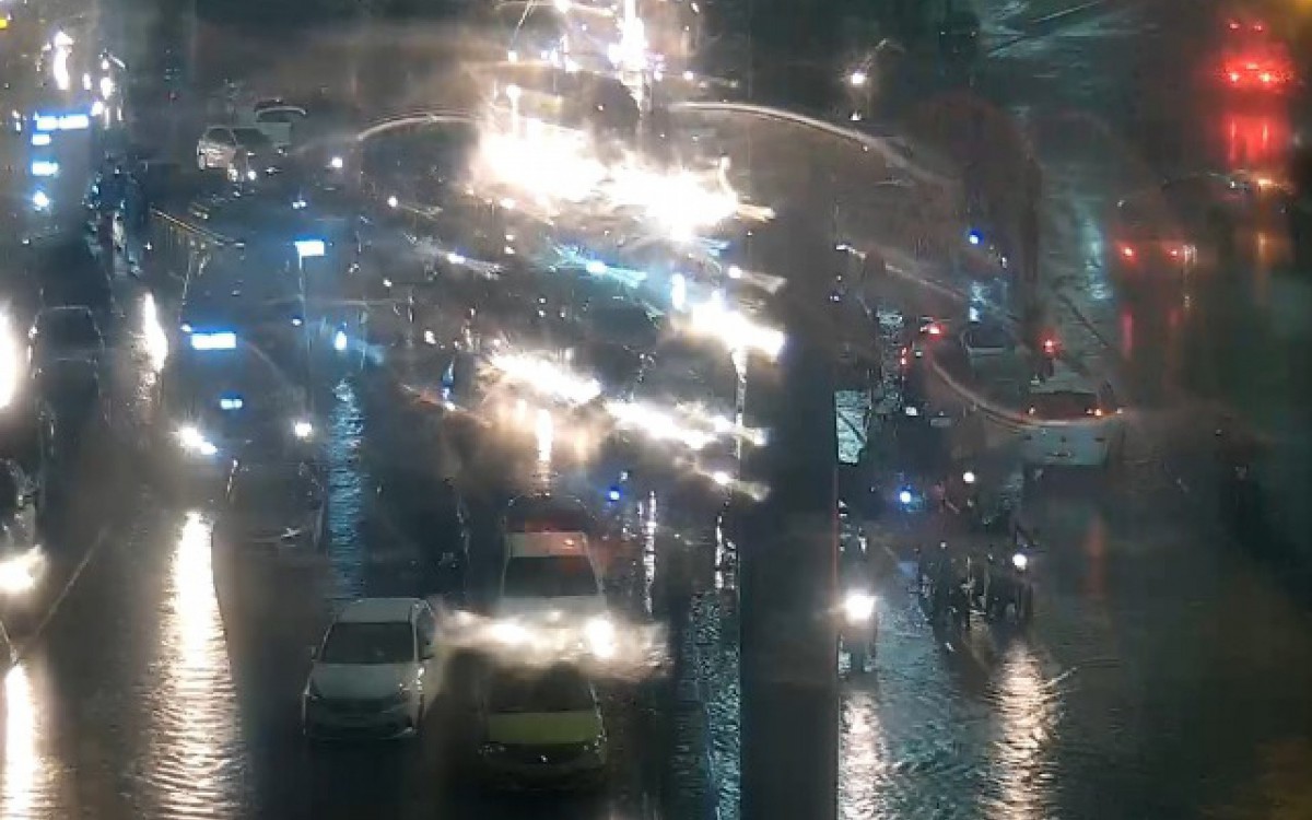 Por causa do temporal, a Pra&ccedil;a da Bandeira foi interditada em ambos sentidos