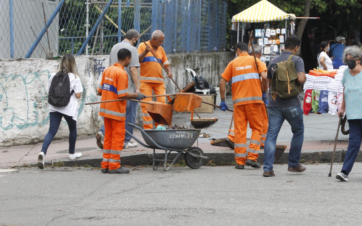 Geral - Comlurb suspende greve. Na foto, coleta de lixo na Rua do Catete, no Largodo Machado, zona sul do Rio. - Reginaldo Pimenta / Ag&ecirc;ncia O Dia