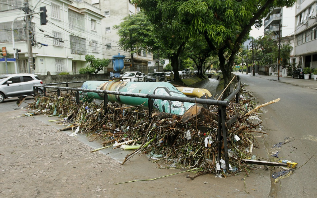Geral - Efeitos da chuvas fortes que cairam no Rio de Janeiro na noite de ontem ( 31 ). Na foto, lixo acumulado na prote&ccedil;ao do Rio Maracana, nas esquinas da Avenida Maracana com a Rua Uruguai, na Tijuca, zona norte do Rio.